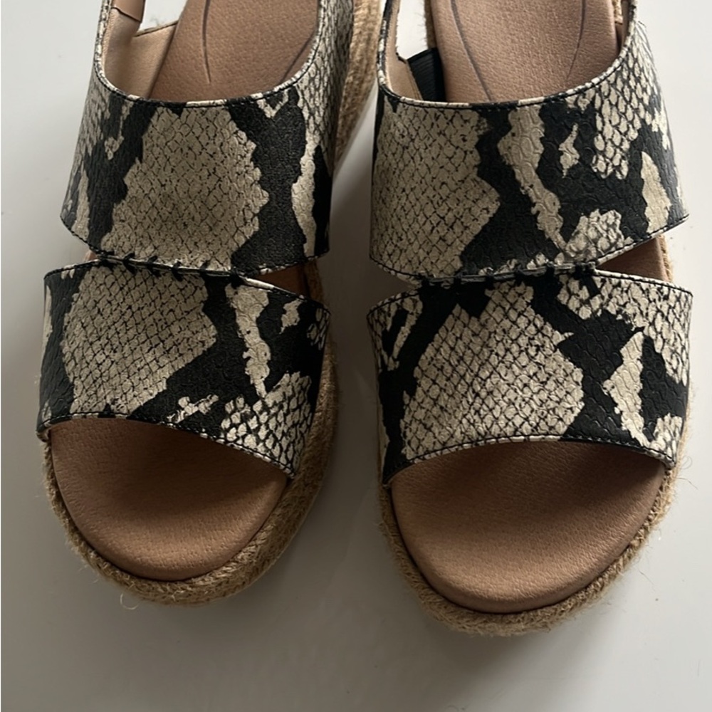 Stylish Women's Snake Print Sandals